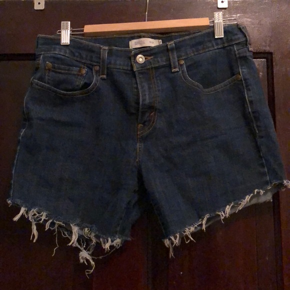 Dark Levi’s cut offs - Picture 2 of 5